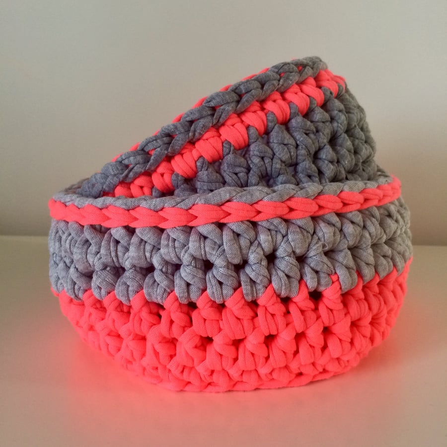Set of 2 crochet baskets - neon pink and grey
