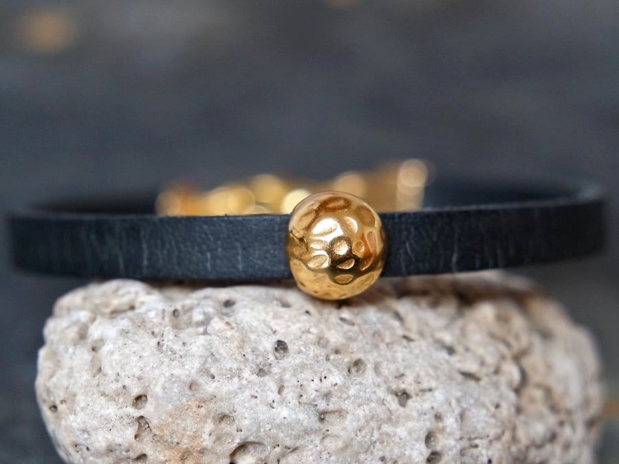 Leather bracelet - hammered bead black gold