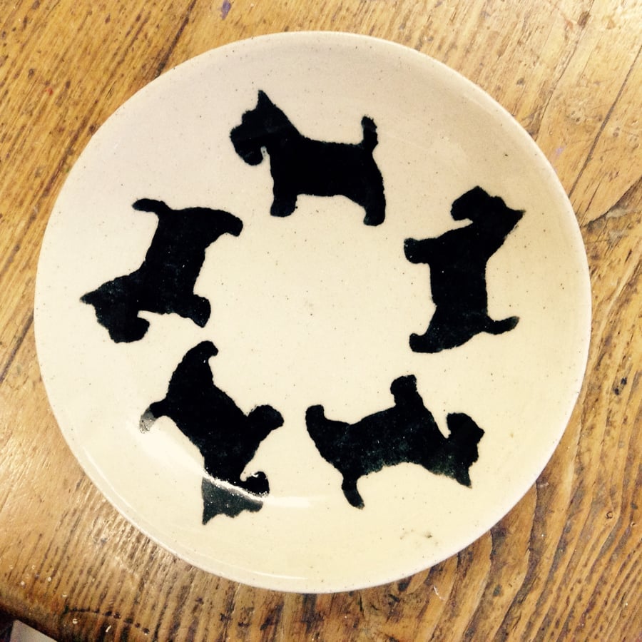 Plate in cream stoneware decorated with Scottie dogs. Free UK postage