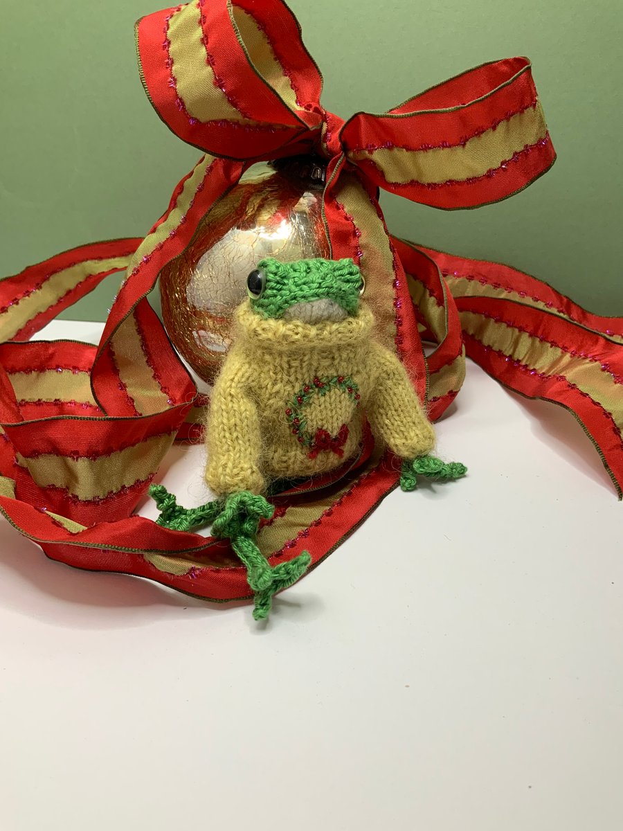 Little Hand Knitted Frog - Dot Pebbles Pattern 