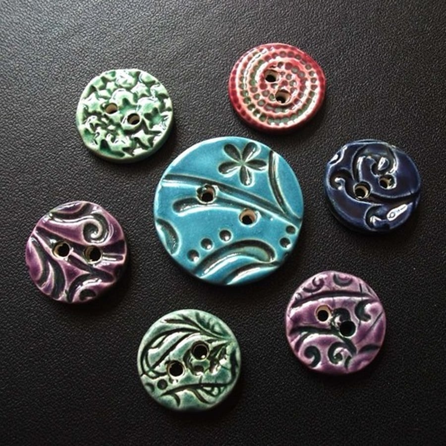 Set of 7 mixed colours ceramic buttons
