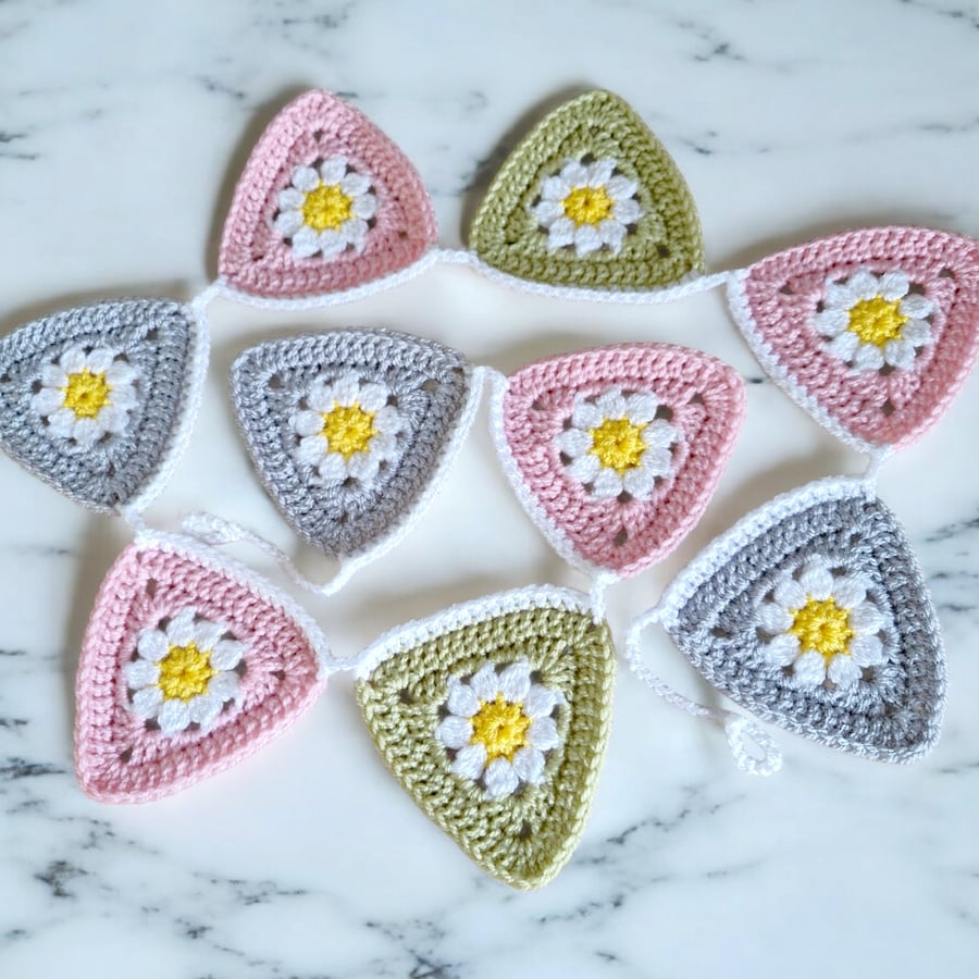 Handmade Crochet Daisy Bunting – 9, 13 or 17 Flag Garland