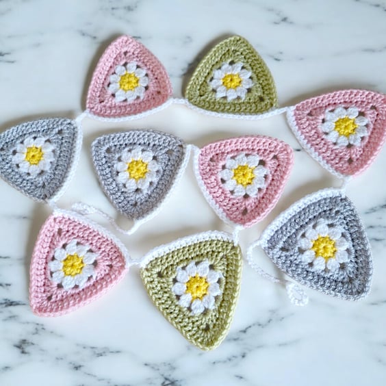 Crochet Daisy Bunting – Spring Nursery Garland in Pink, Silver and Mushy Peas 