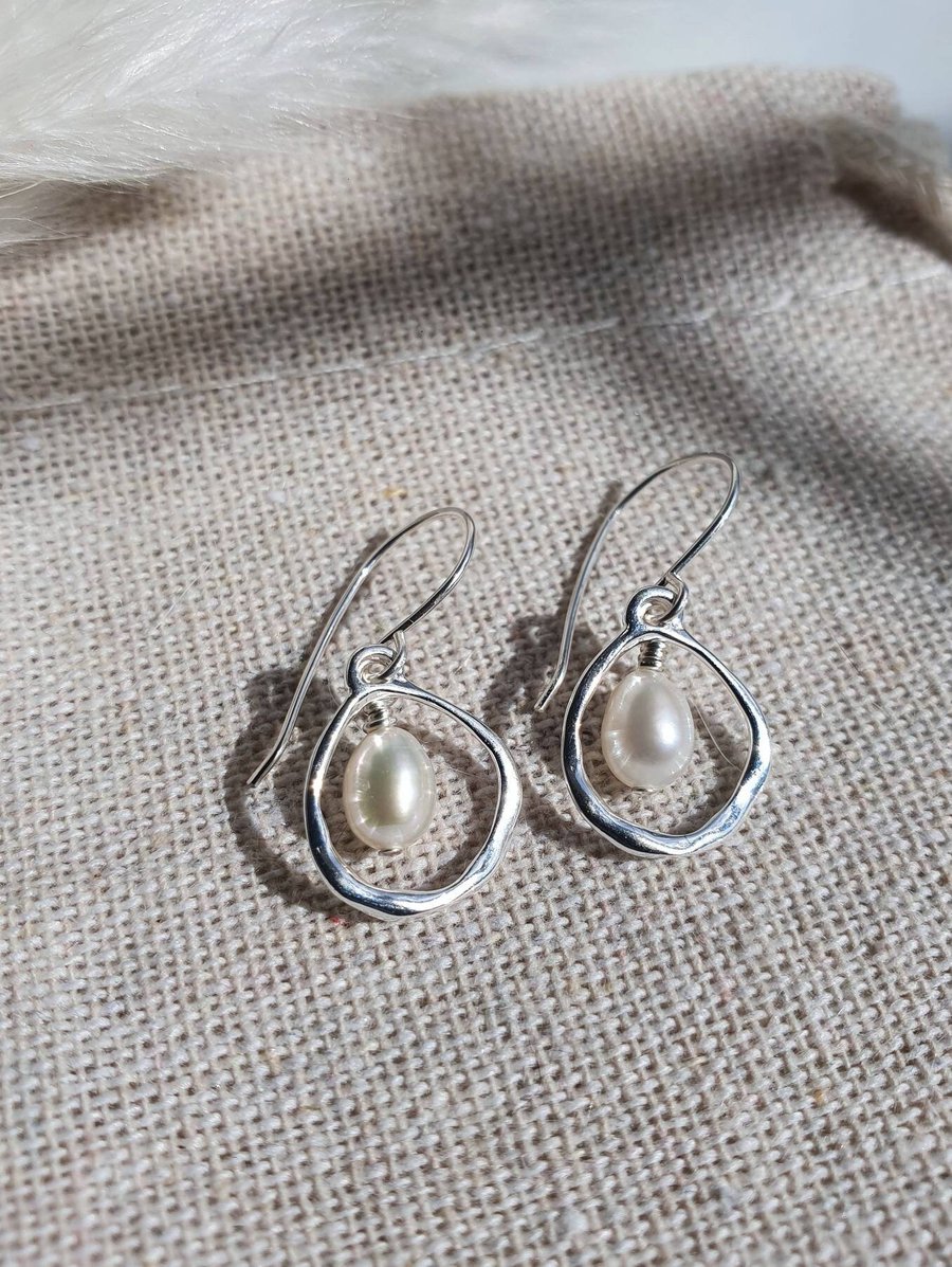 Freshwater pearl and sterling silver circle drop earrings