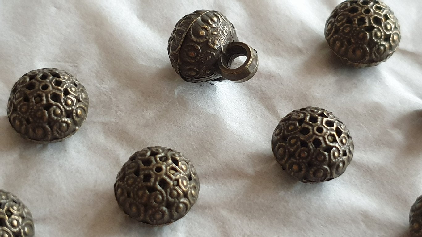 3 8" 10mm 16L Antique Brass Ornate ball Buttons x 9 Buttons