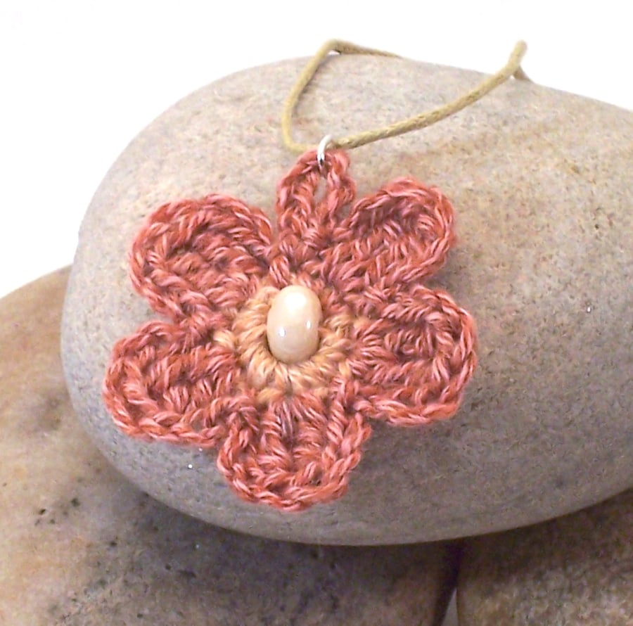 Crochet flower necklace - Erin 