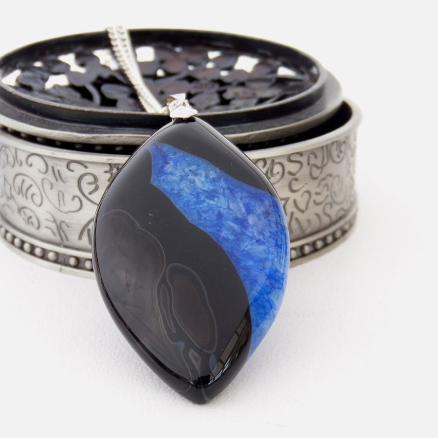 Black and blue agate pendant necklace