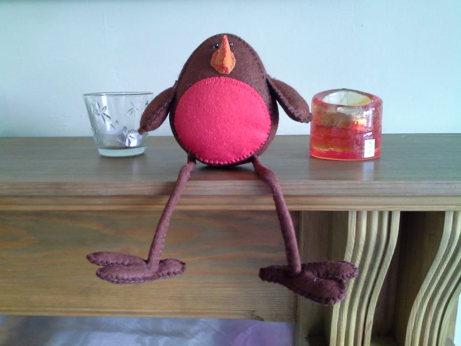 Felt robin shelf topper decoration