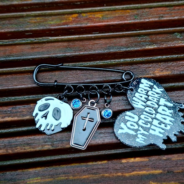 Safety Pin Brooch Badge black charms alternative emo gothic heart Valloween