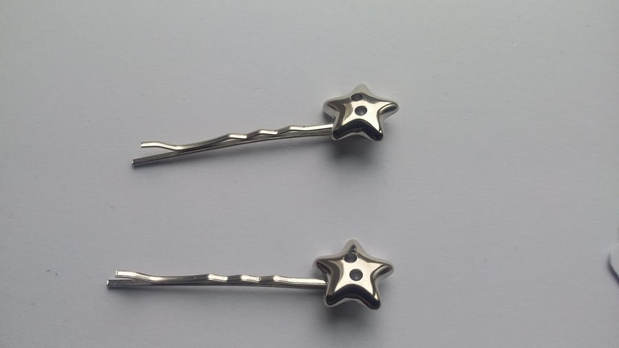 Silver coloured star button bobby pins