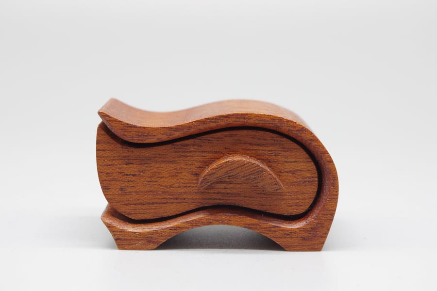 Small wooden trinket, keepsake, jewel box. Handmade Mahogany bandsaw box. "
