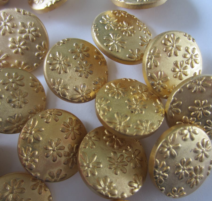 20 Metal Buttons with Flower Pattern - 15 mm Bright Gold Coloured