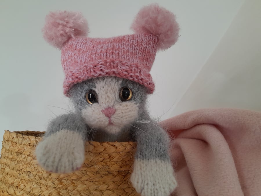 Grey Sitting Kitten, Dotpebblesknits Design 