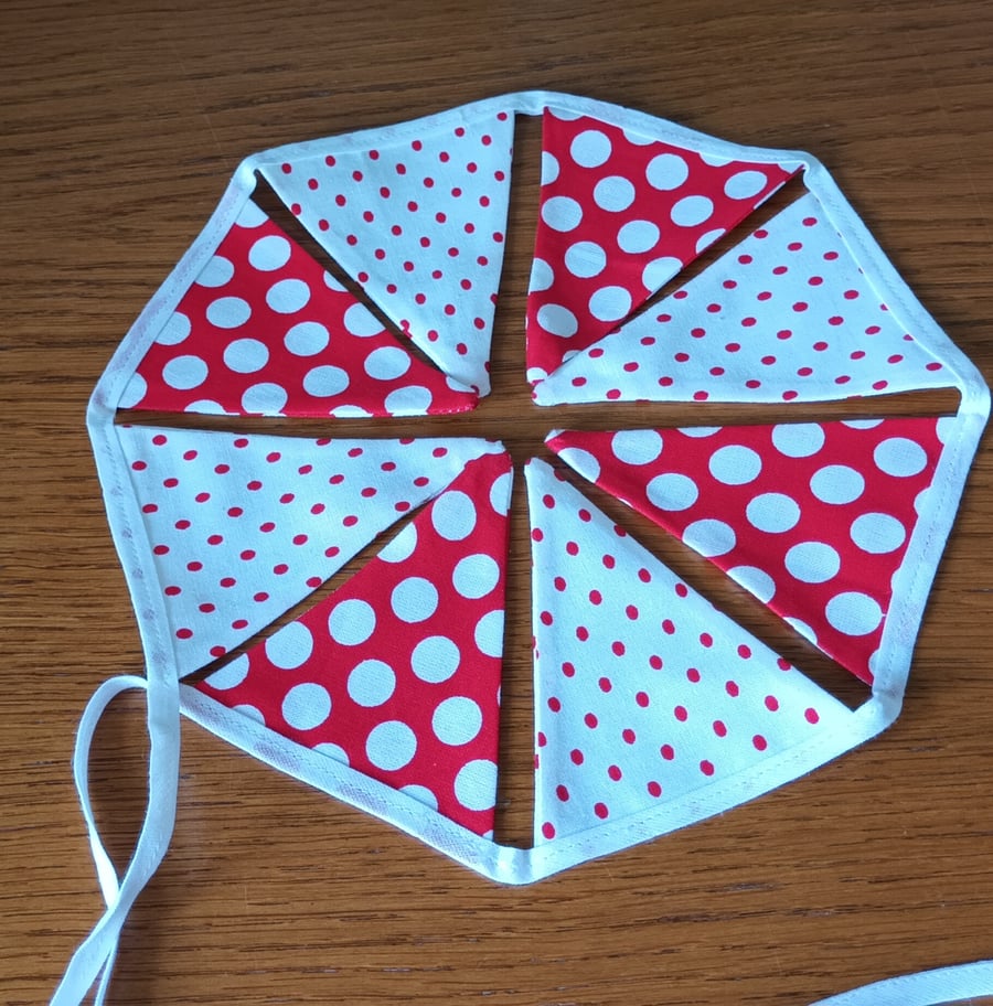 Red and White Miniature Bunting – 8 Flags