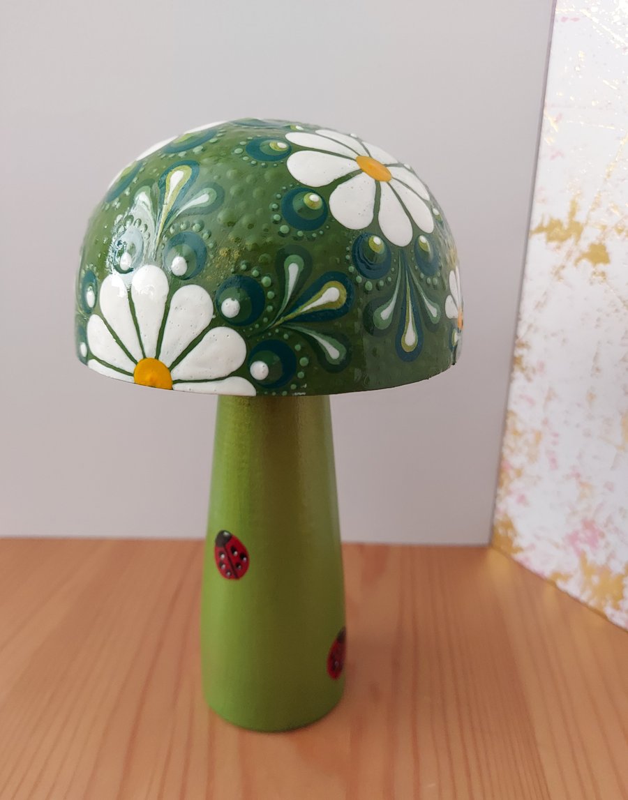 Wooden Mushroom Toadstool with Daisies