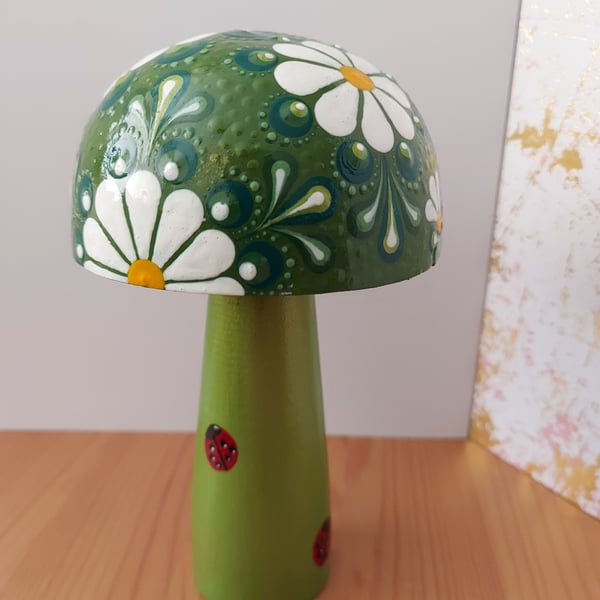 Wooden Mushroom Toadstool with Daisies