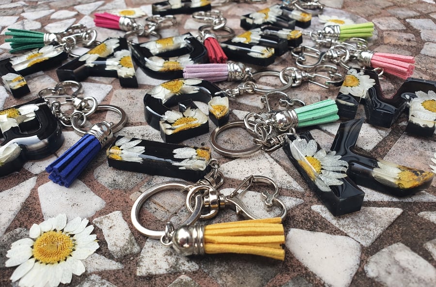 Personalised Real Daisies in Black resin letter keyrings 