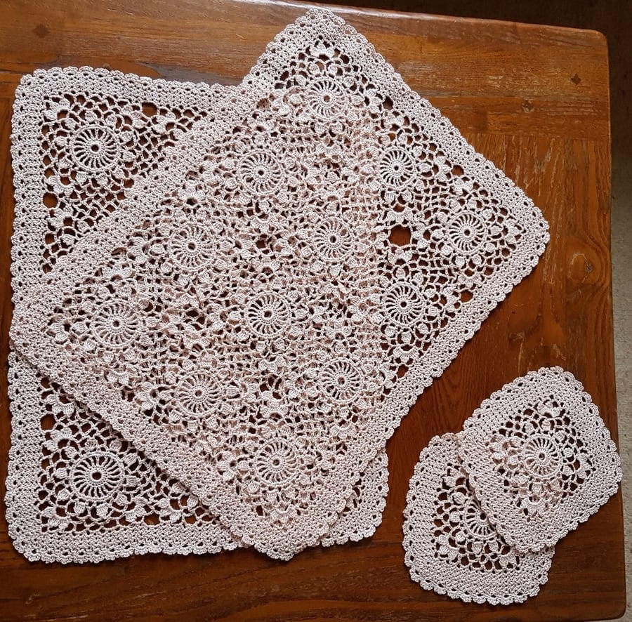 SET OF 2 PLACEMATS & COASTERS - 100% COTTON - HAND CROCHET - CHAMPAGNE