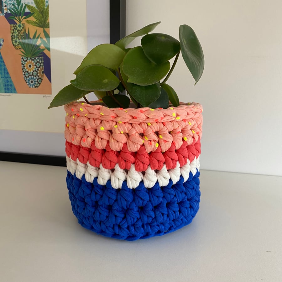 Crochet plant pot cover made with upcycled tshirt yarn - pink small