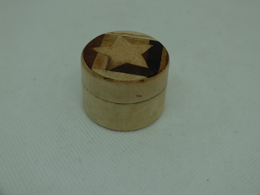 Tiny round wooden pot with star design in real wood veneers