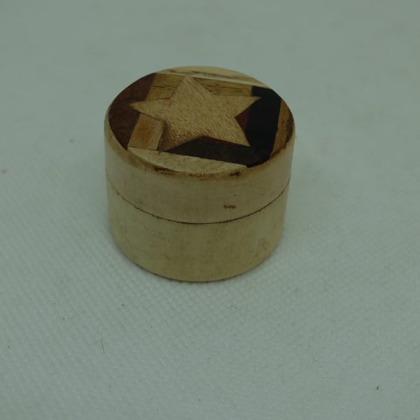 Tiny round wooden pot with star design in real wood veneers