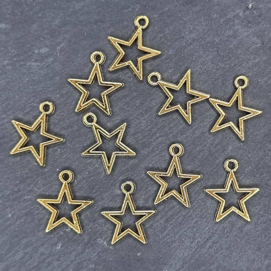 10 small gold star charms