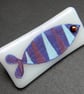 HANDMADE FUSED DICHROIC GLASS 'ZIG ZAG FISH' BROOCH. - Image 2