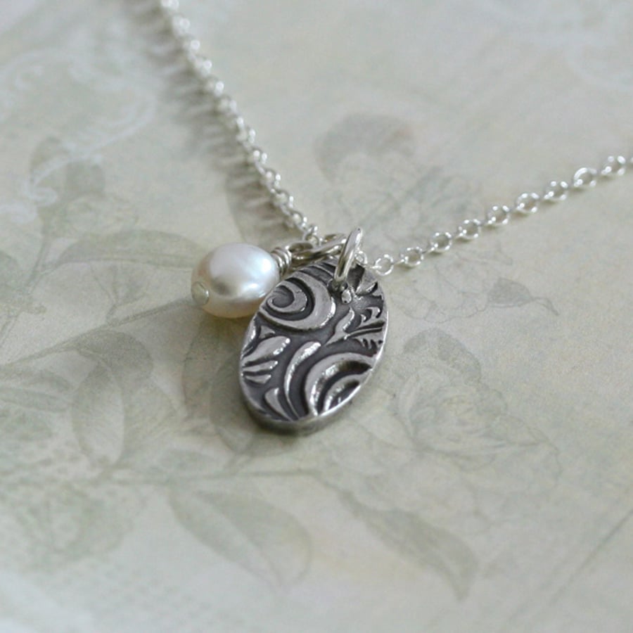 Decorative Fine Silver Oval Pendant with Freshwater Pearl