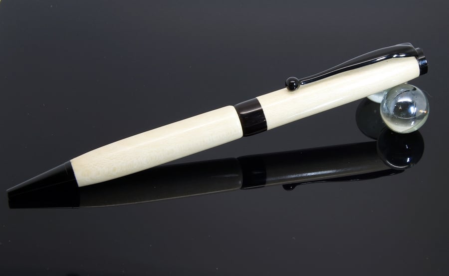 Bu'res custom twist pen in Holly with African Blackwood centre band