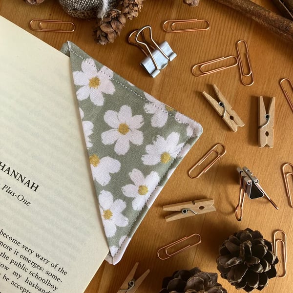 Green Daisy Floral Square Fabric Corner Cotton Bookmark