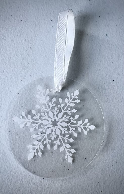 Clear Acrylic Bauble with Intricate White Snowflake – Minimalist Christmas