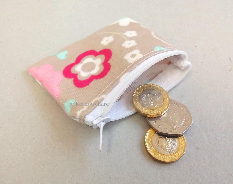 Mini coin purse in beige with a floral pattern