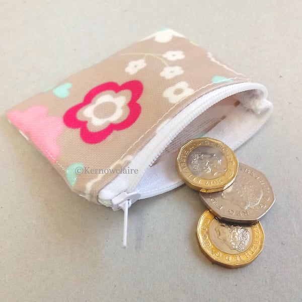 Mini coin purse in beige with a floral pattern