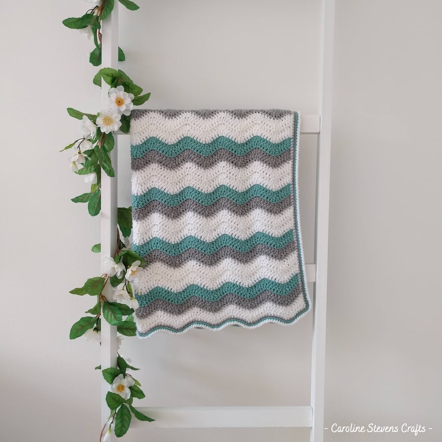 Crochet baby blanket - Wavy green, grey and white