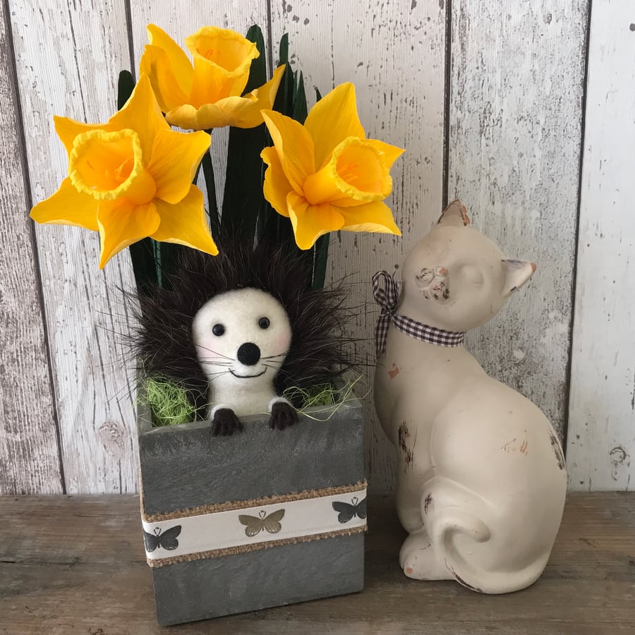 Hedgie Daffodil Planter - butterfly ribbon