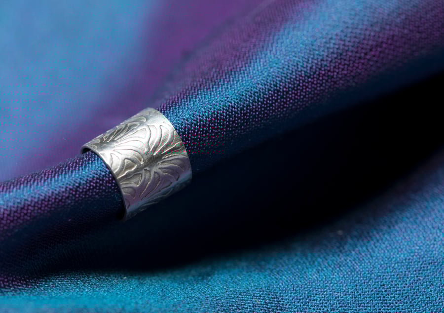 Chunky ear cuff with an "Arabesque" pattern