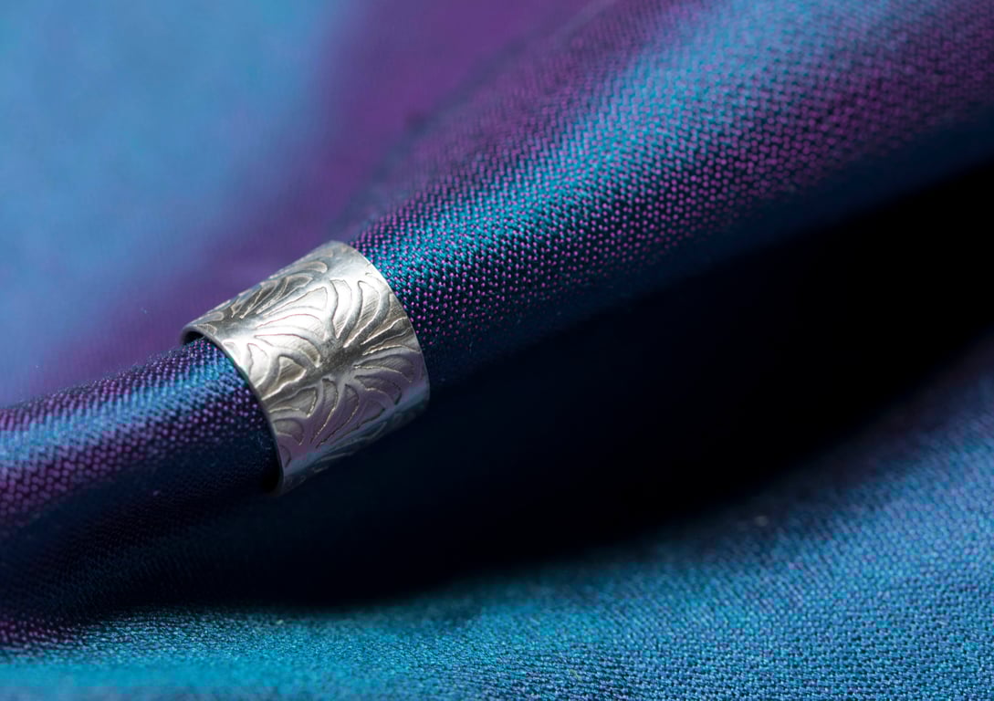 Chunky ear cuff with an "Arabesque" pattern