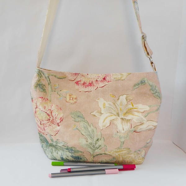 Fabric shoulder bag in 100% linen print