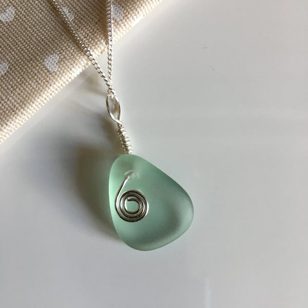 SOLD—-Light green Seaglass pendant REF: LG01