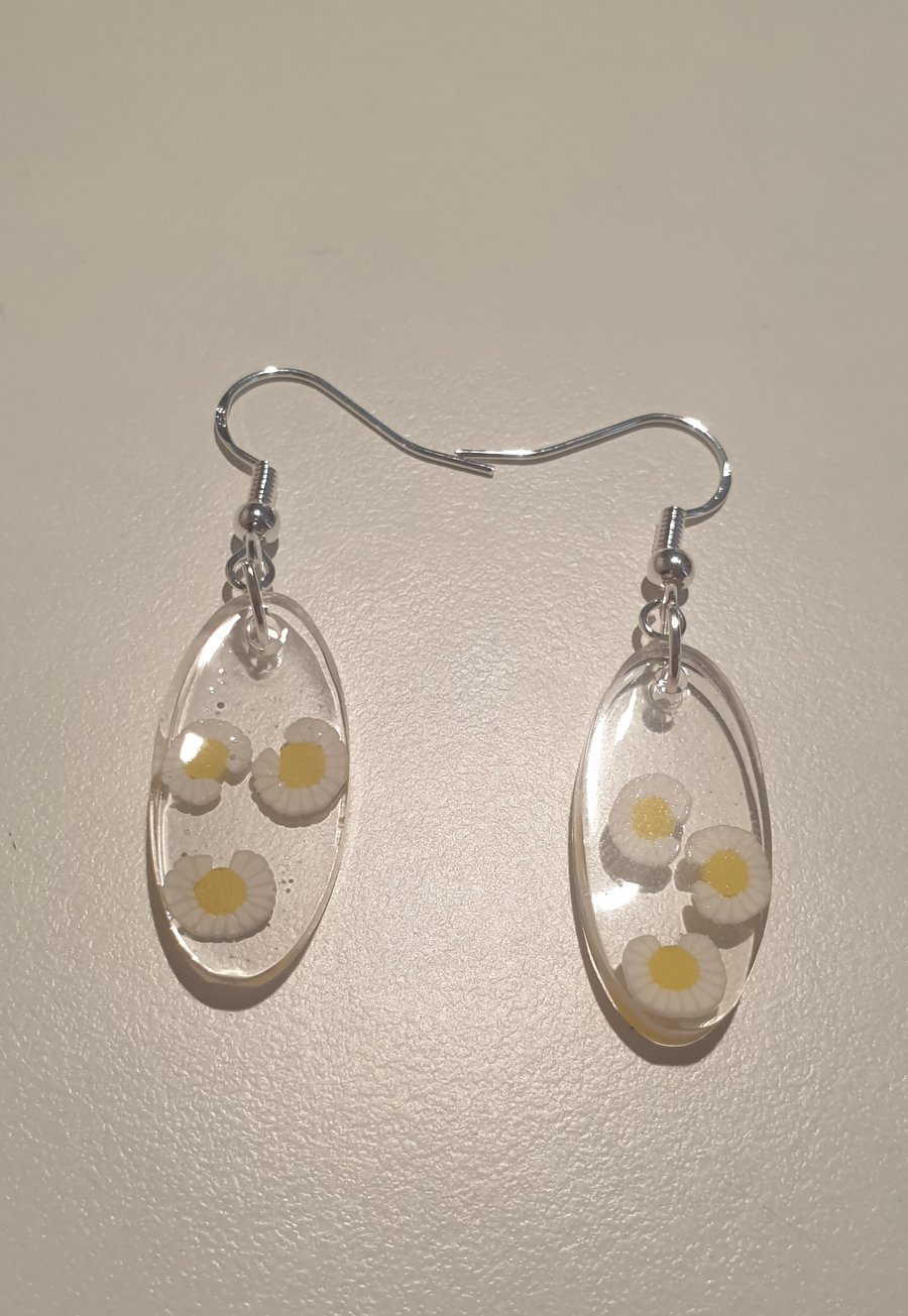Oval daisy resin earrings