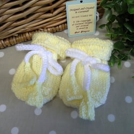 Baby Knitted Mittens  0-6 months size (HELP A CHARITY)