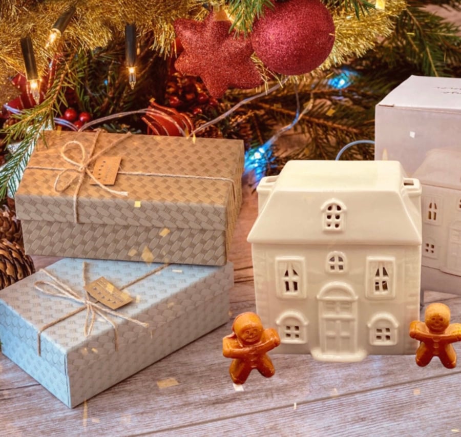 Gingerbread House Wax Melt Burner, ideal Christmas Gift Set