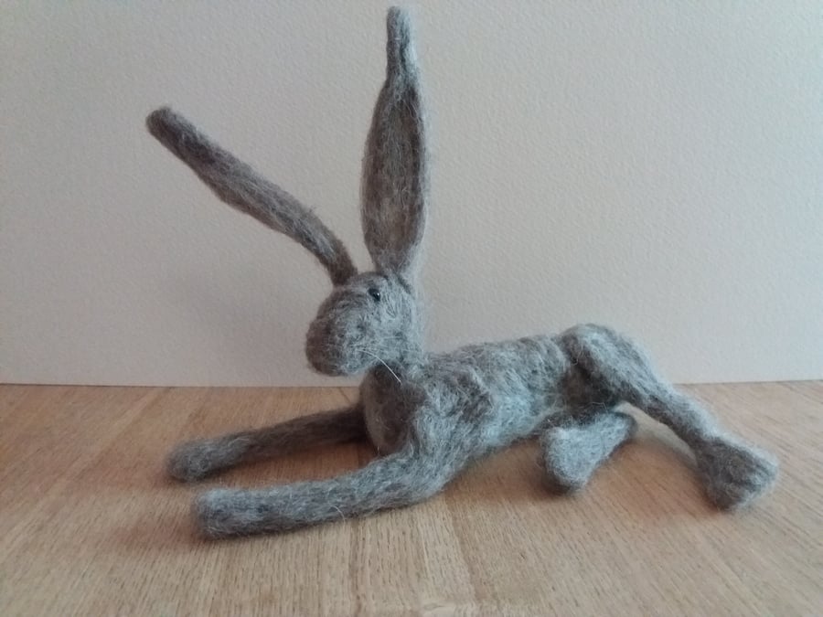 Laid-back hare, grey needle felt