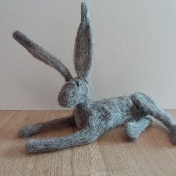 Laid-back hare, grey needle felt