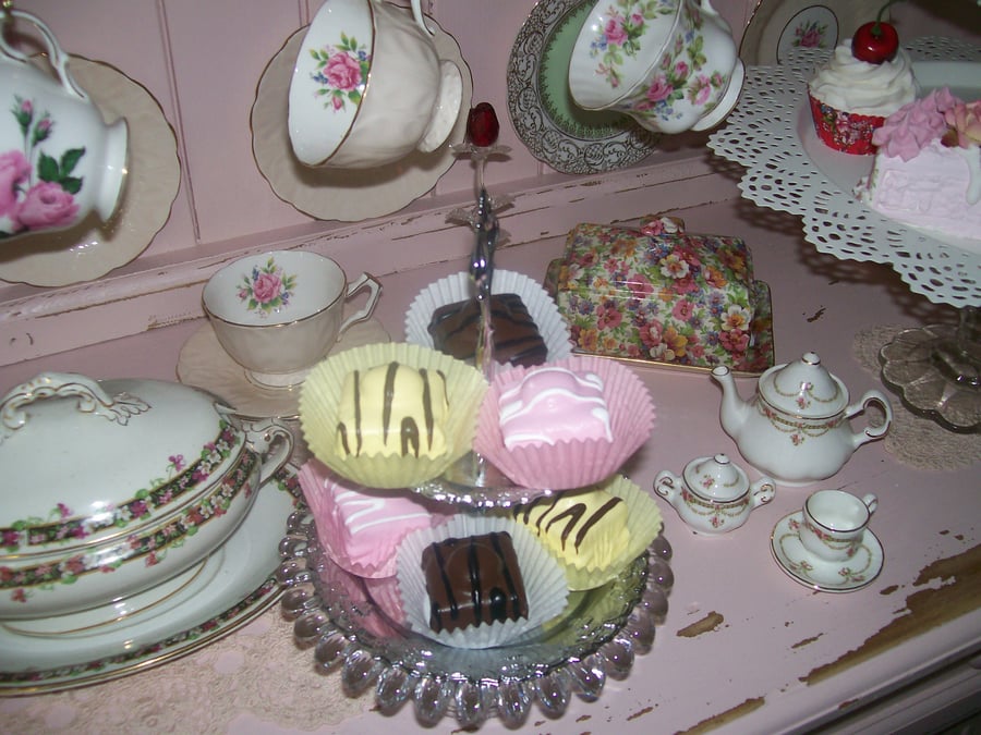 Sweet Everlasting Fondant Fancies Fake Cakes for China Cake Stand Displays