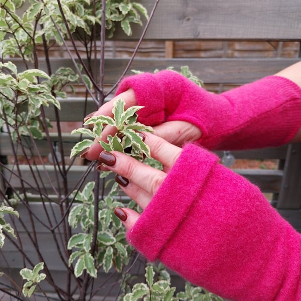 Petunia pink recycled 100% cashmere fingerless gloves