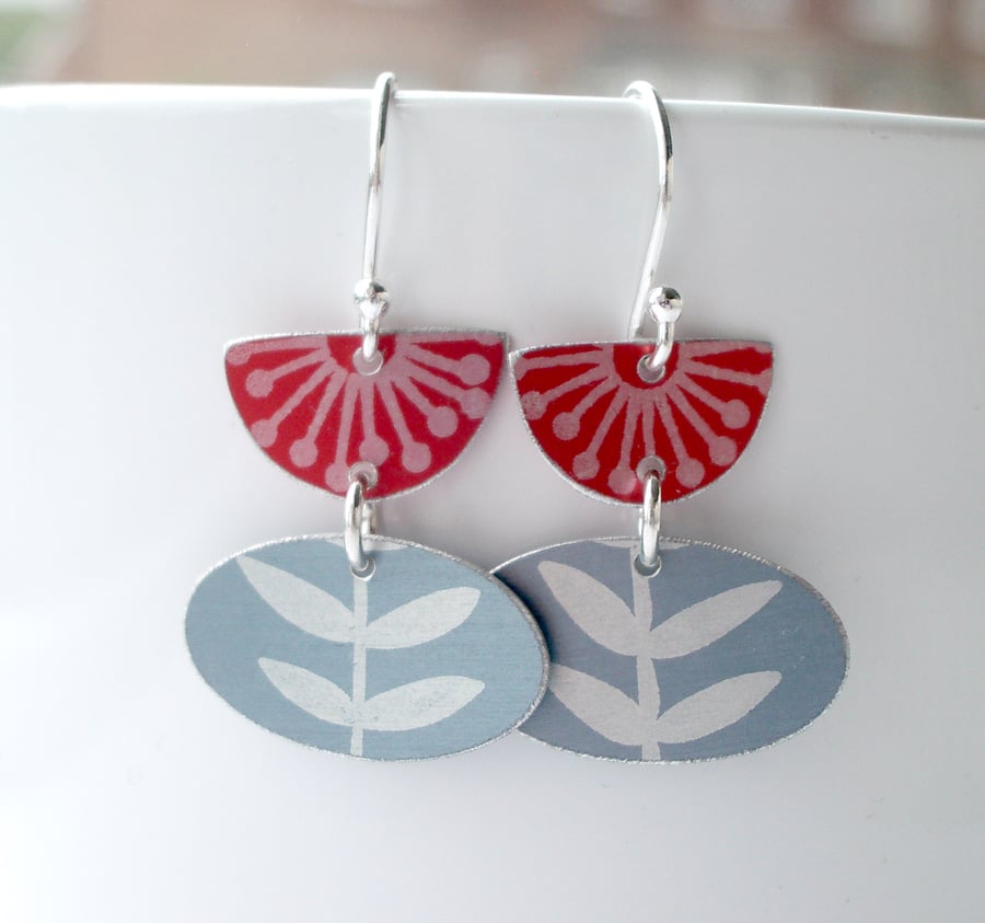 Flower earrings in red and grey