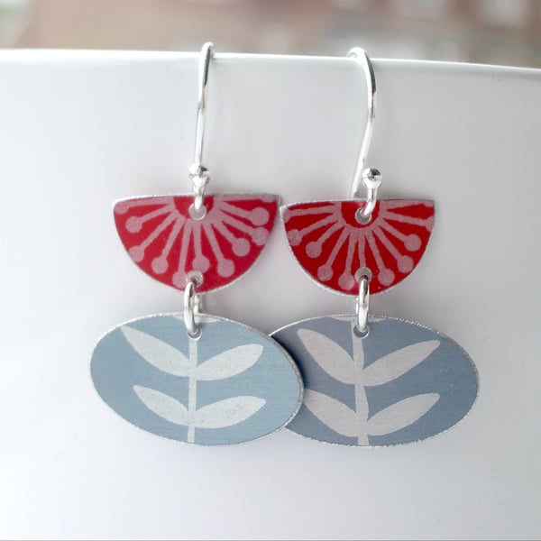 Flower earrings in red and grey