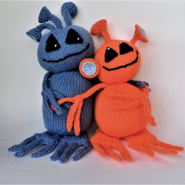Knitting pattern - Two little aliens
