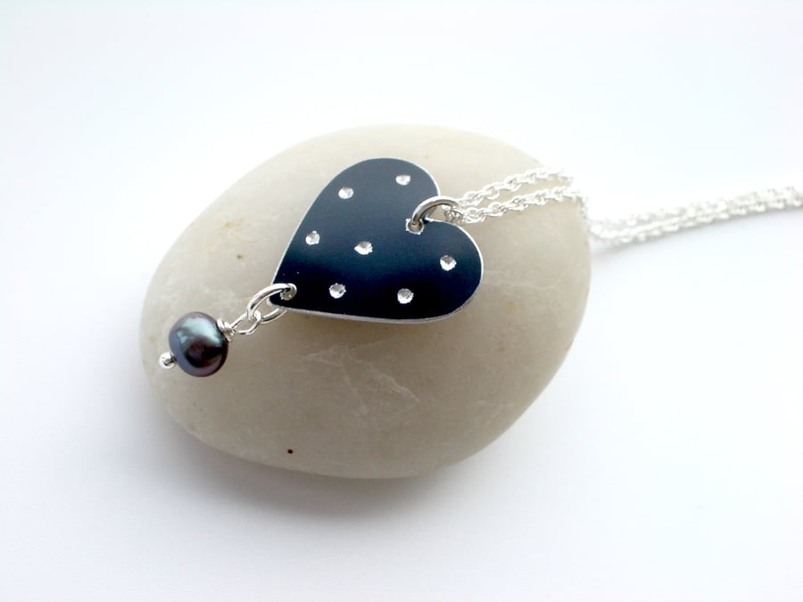 Heart pendant necklace spotty in black with pearl